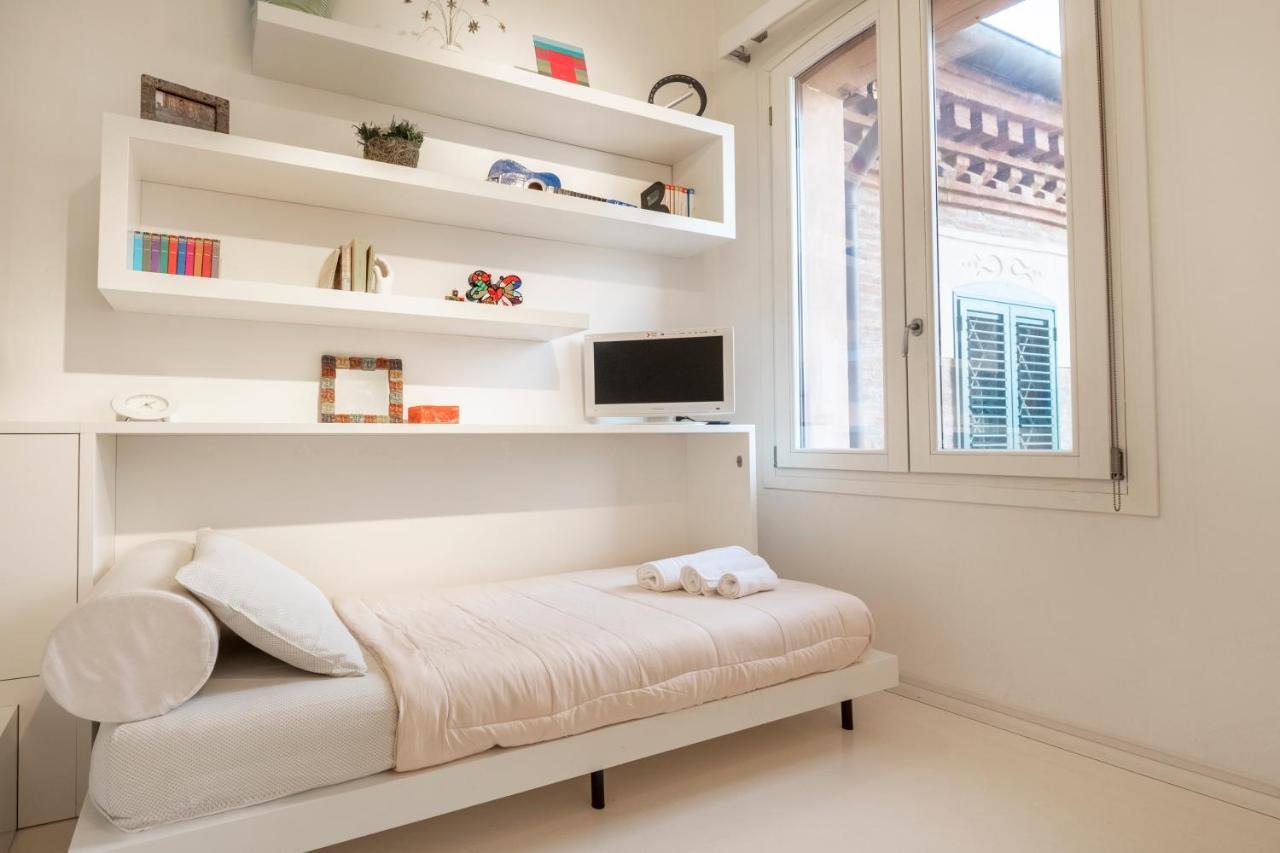 Charming Flat In Centro A Ferrara Con Posto Auto Villa Dış mekan fotoğraf